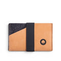 Portefeuille fin Baabuk en grey et cuir beige, avec une bande élastique noire et le logo de la marque