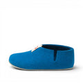 Chaussons pour enfants Baabuk Yves en laine feutrée bleu azur avec semelles en caoutchouc crêpé naturel, vue de profil