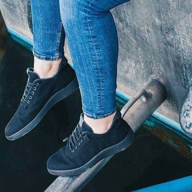 Baabuk Classic Wooler black sneakers made from natural sheep wool with elastic laces worn with blue jeans