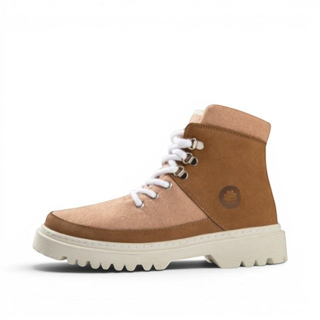 Baabuk Ice Wooler boots in Sand Rose featuring a wool upper, nubuck details, white laces, and a durable rubber sole.