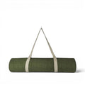 Tapis de yoga Baabuk en laine khaki , enroulé et muni d'une sangle de transport en coton naturel, sur fond blanc.