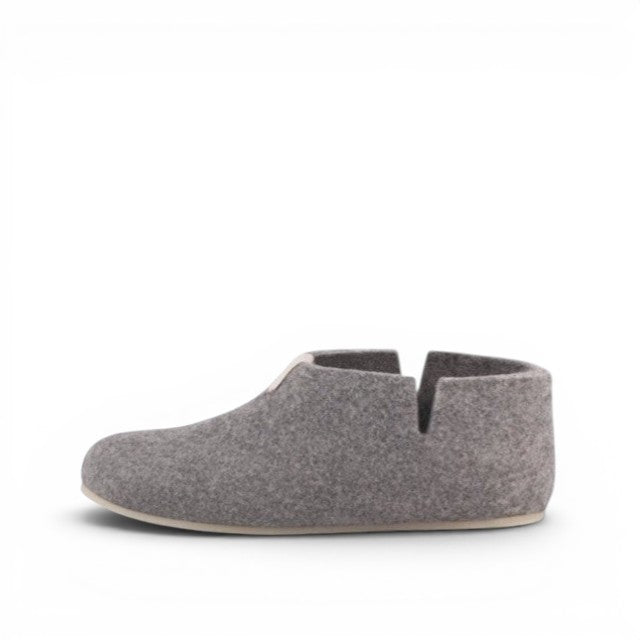 Baabuk Lisa light grey wool slipper with ankle coverage and natural crepe rubber sole, side view.
