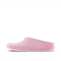 Chaussons Baabuk Mel en laine rose, dotés de semelles en caoutchouc crêpé naturel, fabriqués à la main au Népal à partir de laine néo-zélandaise.