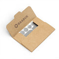 Kit de réparation Baabuk comprenant des patchs grey , présenté dans une enveloppe en papier brown aux couleurs de la marque