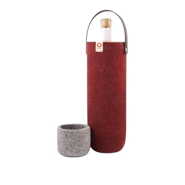 Porte-bouteille en laine rouge Baabuk avec poignée en cuir et dessous de bouteille grey . Peut contenir une bouteille.