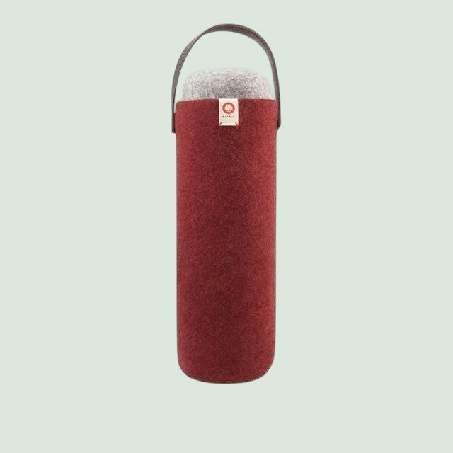 Seau à vin Baabuk en laine rouge avec grey et poignée en cuir, permet de conserver le vin au frais pendant 4 heures.