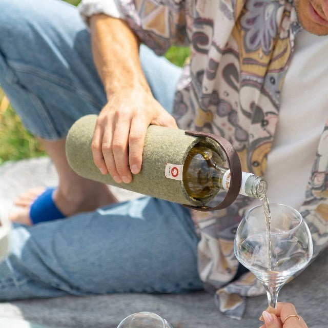 Seau à vin Baabuk en laine khaki avec sangle en cuir, permettant de garder une bouteille au frais pour la servir en plein air.