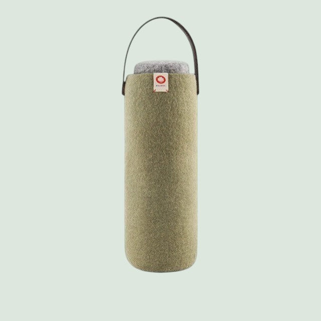 Porte-bouteille en laine khaki Baabuk, avec lanière en cuir et détail grey . Fabriqué à la main au Népal.