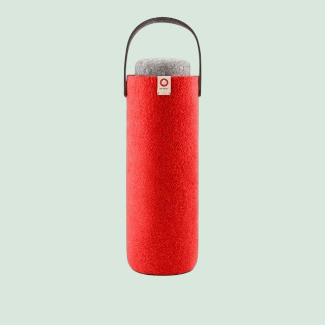 Seau à vin Baabuk en laine rouge suisse, avec poignée en cuir et couvercle grey , permet de garder le vin au frais pendant 4 heures.