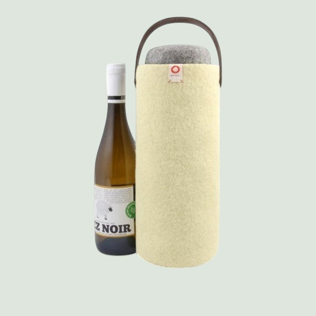 Un seau à vin Baabuk en laine jaune, muni d'une lanière en cuir et d'un couvercle grey , à côté d'une bouteille de vin blanc.